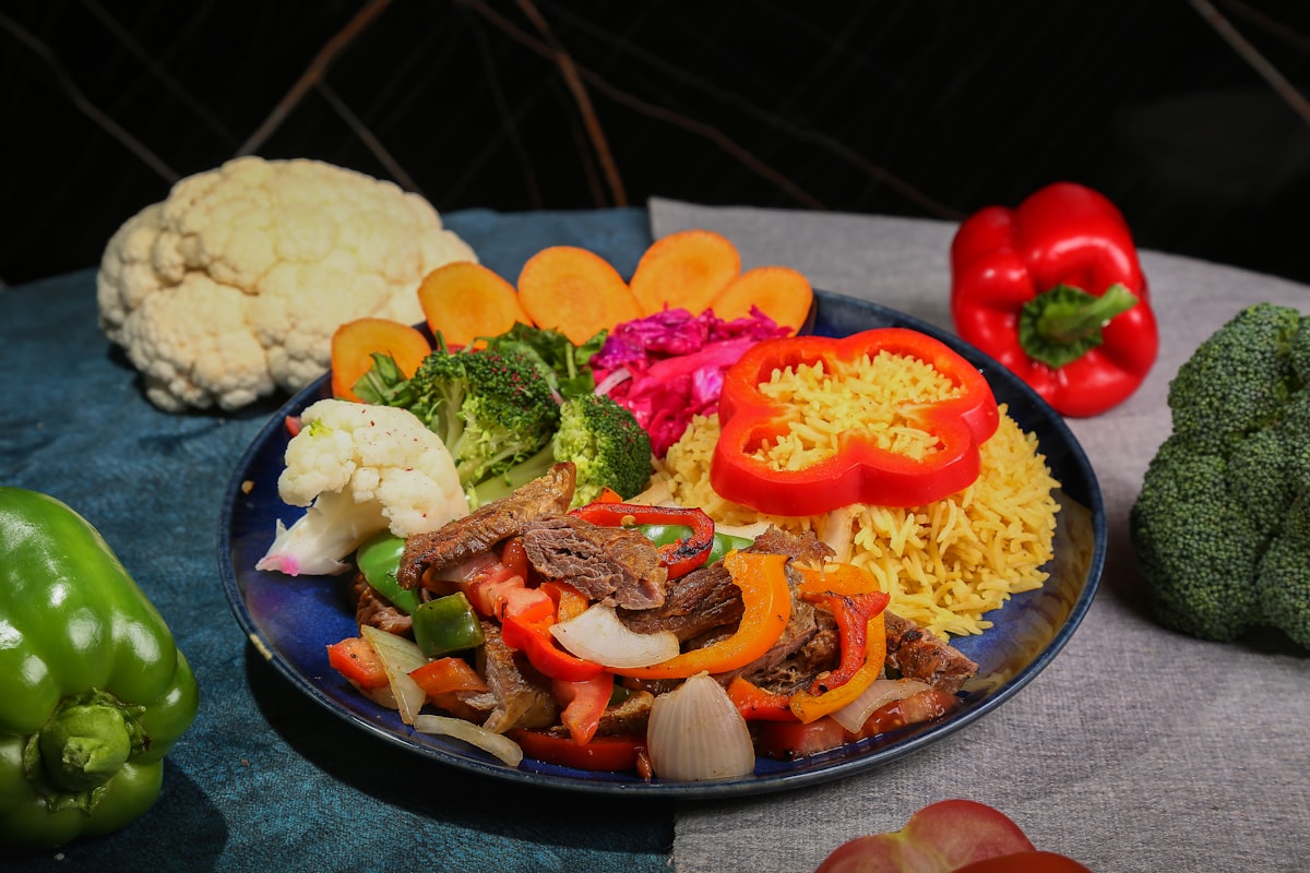 Omelette protéinée avec légumes et pain complet